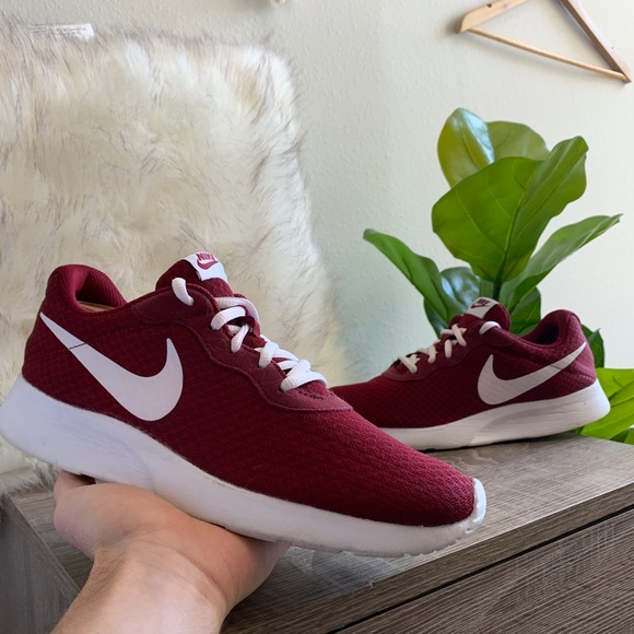 nike women's tanjun burgundy